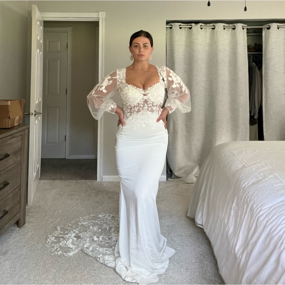 STUNNING wedding gown